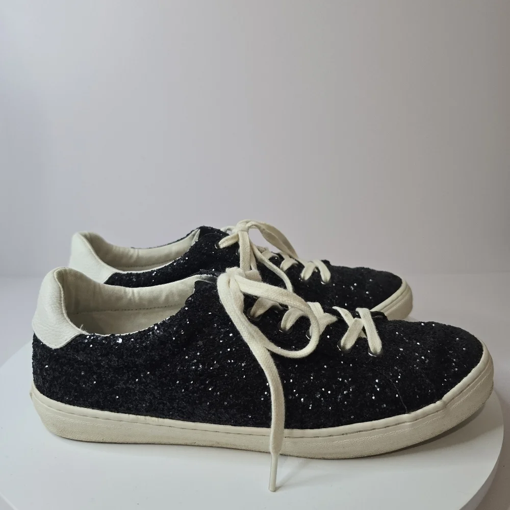⭐️40% Off⭐️ Old Navy Court Sneaker in Black Glitter